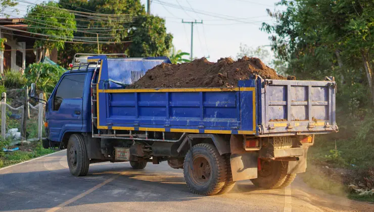 ถ้าอยากทำธุรกิจขับรถบรรทุกรับจ้างขนดิน ต้องรู้อะไรบ้าง?