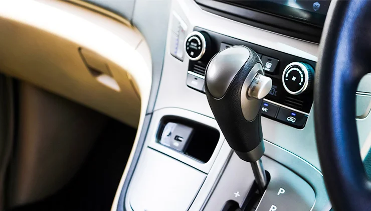 วิธีขับรถเกียร์ออโต้ สัญลักษณ์บนคันเกียร์ที่มือใหม่ต้องรู้ 